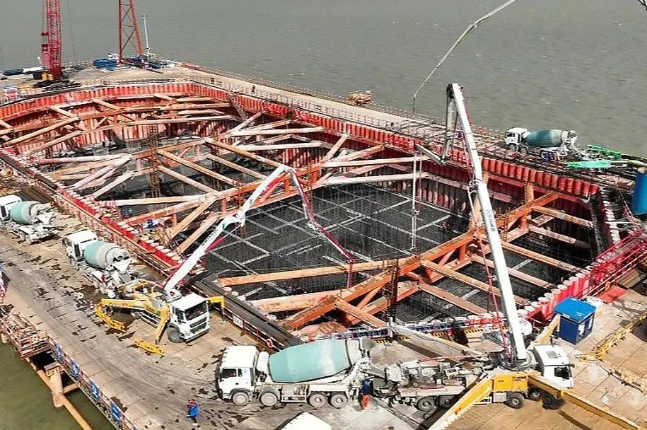 LETOU乐投泵车再筑“天下之最”张靖皋长江大桥！