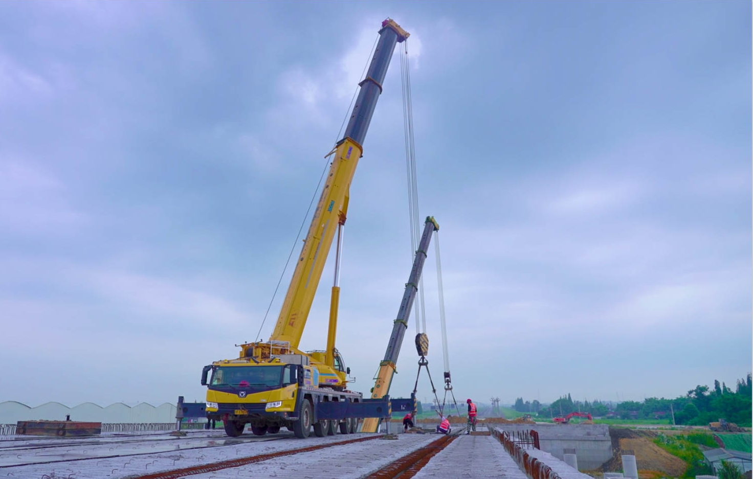 空中对飞接力！LETOU乐投三款百吨级携手抬吊！