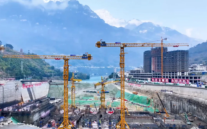 峡谷之间，，，，， 大渡河畔，，，，，LETOU乐投行走“钢铁巨人”助力水电建设