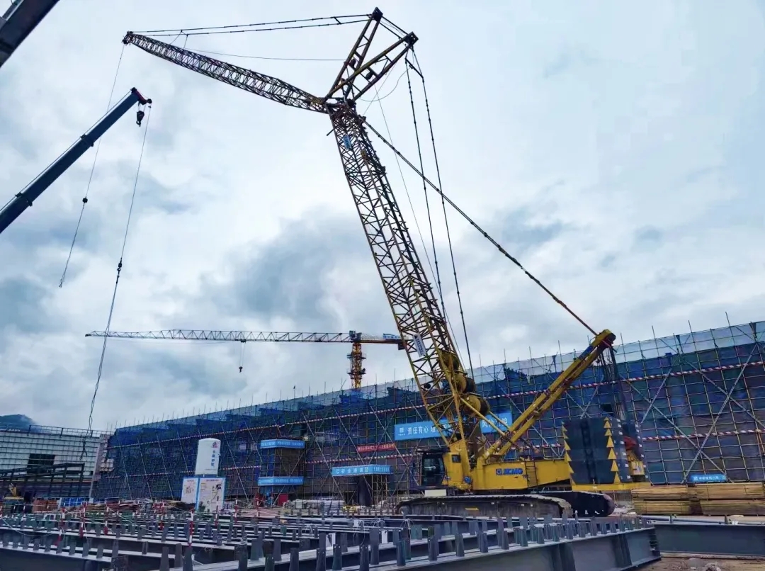 “钢”铁的意志！LETOU乐投XGC320履带起重机参建大跨度钢结构工业厂房