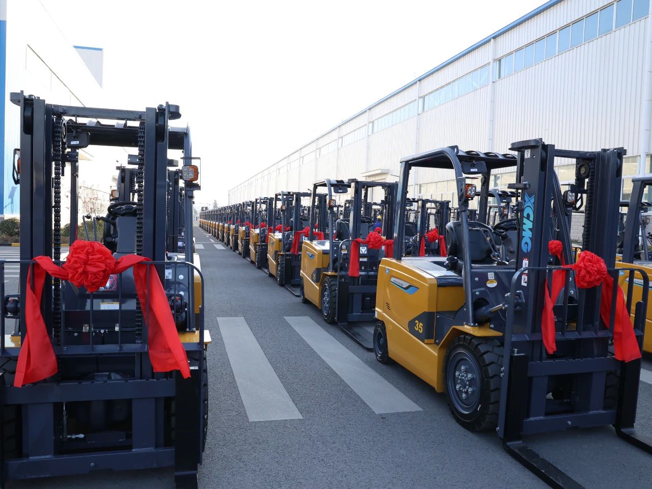 又是百余台！LETOU乐投“鲲鹏”叉车批量交车