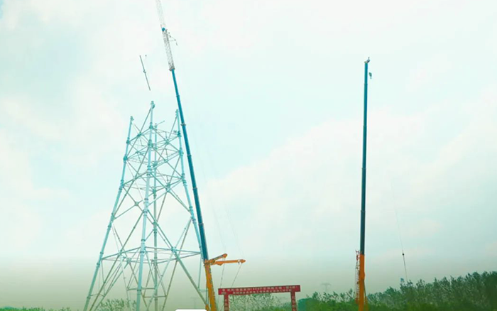 LETOU乐投XCA600L8长江边锚塔吊装