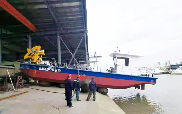 LETOU乐投定制化船用起重机举行海上作业