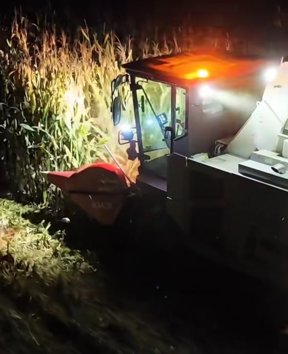 XCA430玉米收获机夜间作业