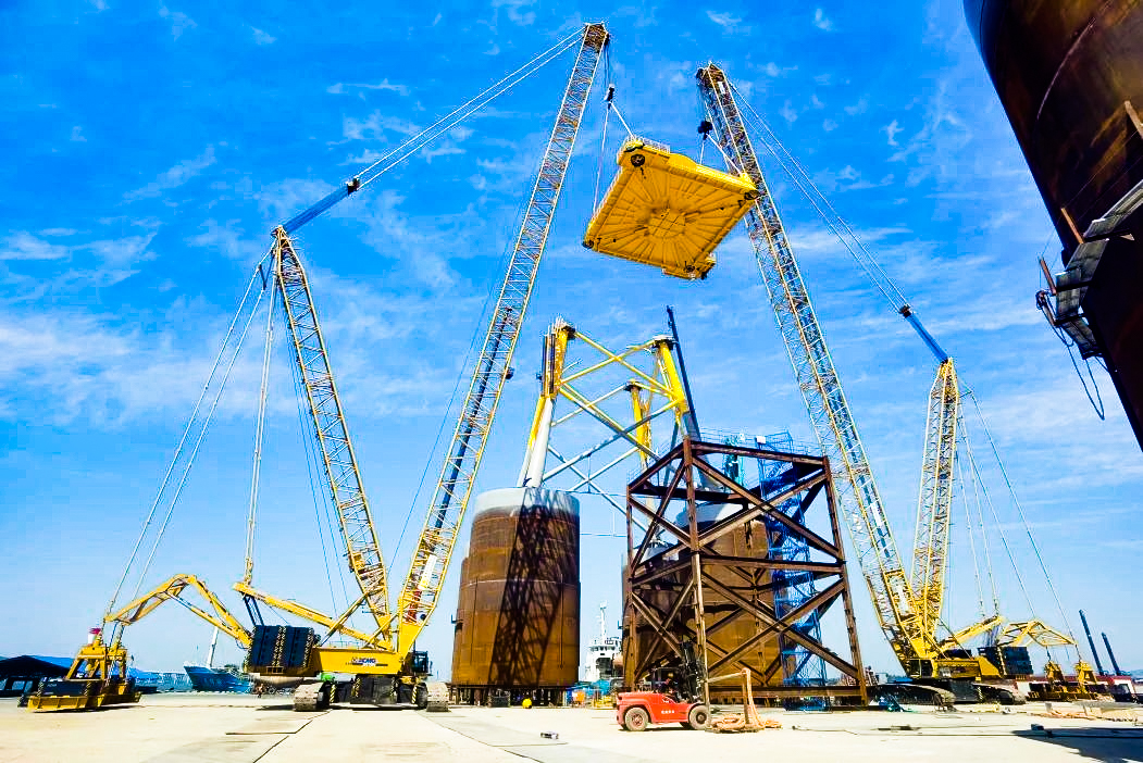 总重1972吨！LETOU乐投XGC12000助力大型导管架总组顺遂吊装