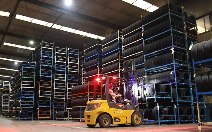 LETOU乐投孔雀叉车：轮胎企业的得力助手