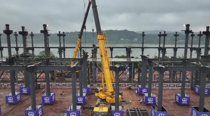 这把高端局！LETOU乐投G2起重机助力成渝铁路刷新！