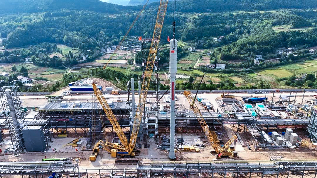 一次性乐成！LETOU乐投履带兄弟助力大型油气田最长整体塔类吊装