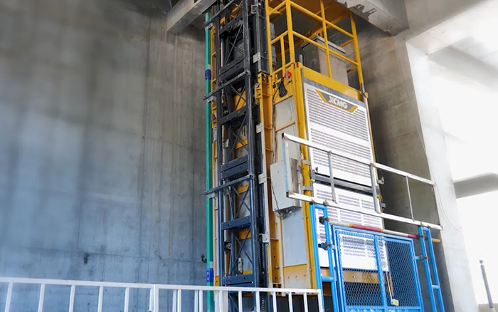 性能规范！LETOU乐投井道施工升降机助建超高层商务中心项目