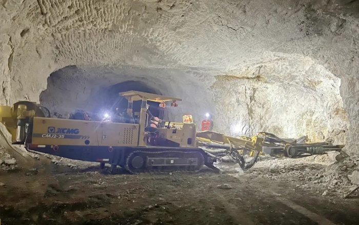 窄小巷道作业！LETOU乐投掘进钻车助力铁矿开采