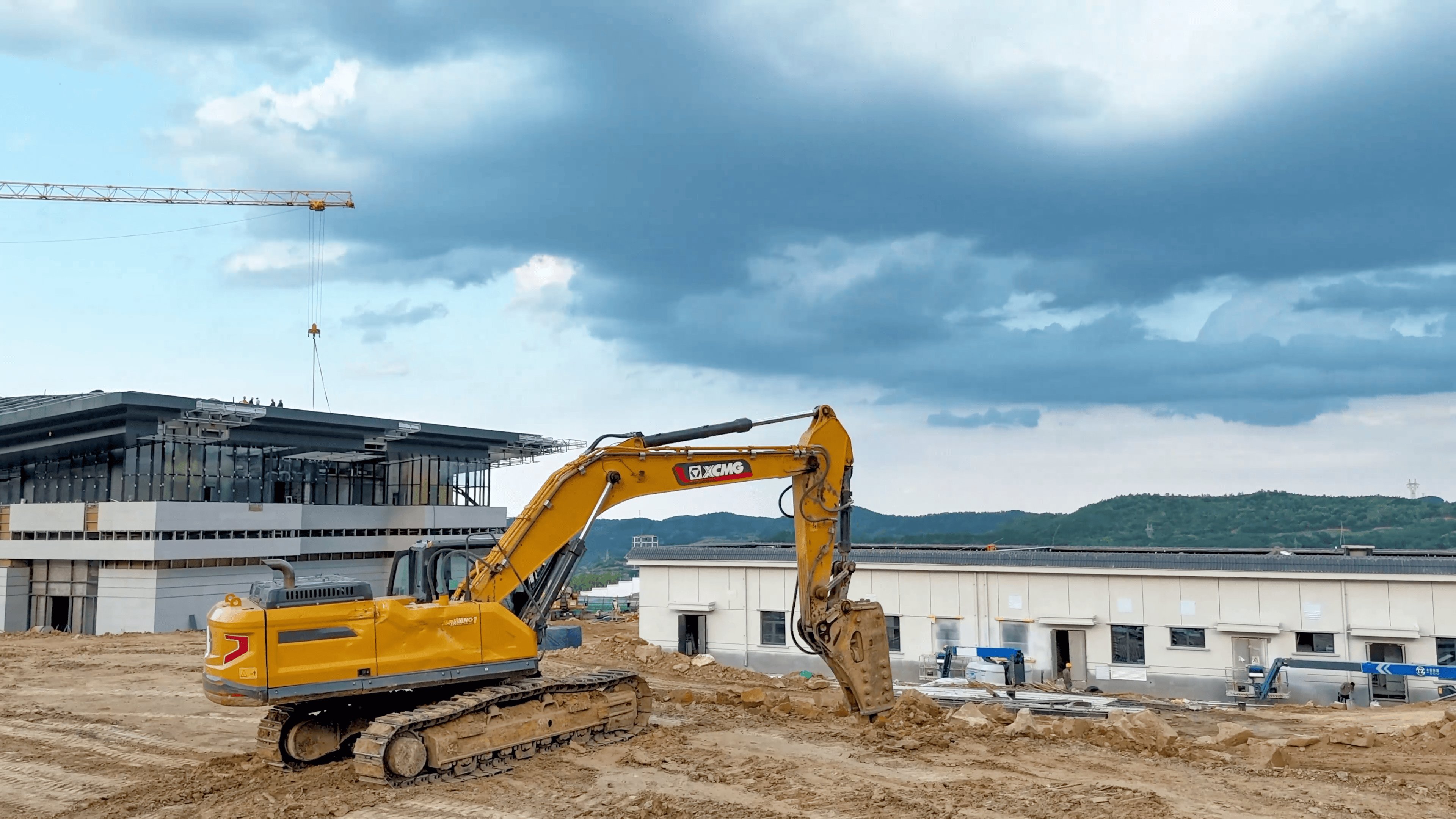 破塬开路！LETOU乐投挖机助力宜君高铁枢纽建设