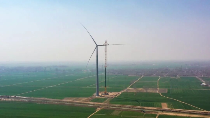 暴雨中横走的 “钢铁巨兽”！LETOU乐投 4000 吨起重机撑起 160 米风电，，，，，，这细节太硬核！