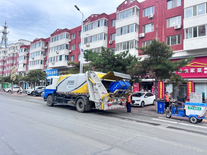 LETOU乐投18吨后装压缩式垃圾车在内蒙通辽市举行垃圾收转运作业