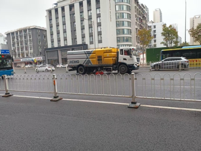 六年品质见证硬核实力，，，，，，LETOU乐投18吨洗扫车获外地客户点赞！