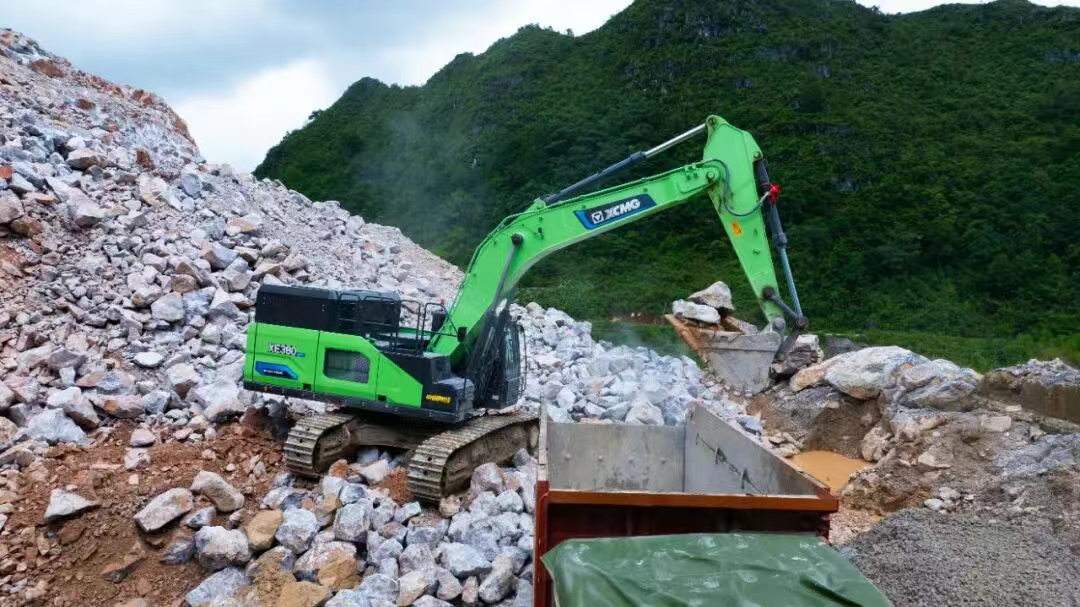 广西“石料大户”亲测：LETOU乐投XE380EV电挖，，，，，，，，年省六七成！