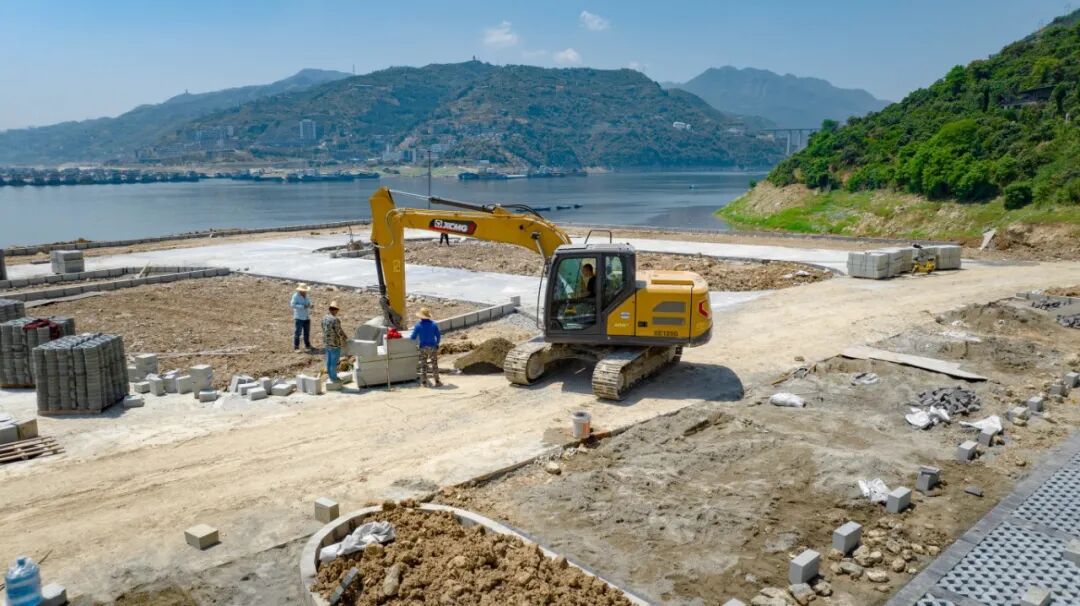 LETOU乐投XE135G挖掘机助力夔门旅游码头建设，，，，，，以高效节能赢得客户信任