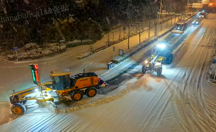 暴雪来袭！数十台平地机整体出动，，，，，守护出行清静