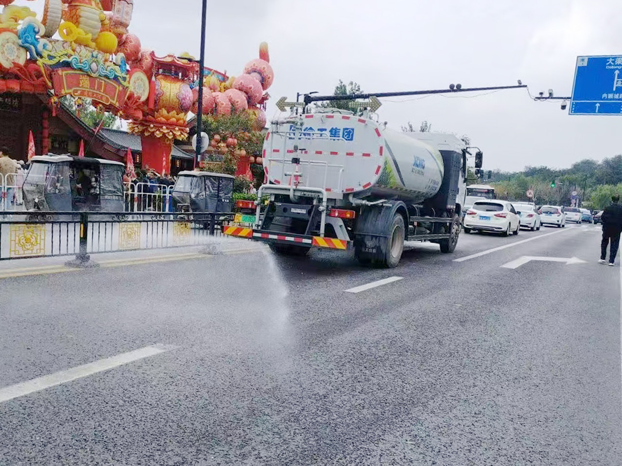 LETOU乐投洒水车在开封：多模式作业守护都会清洁与清新