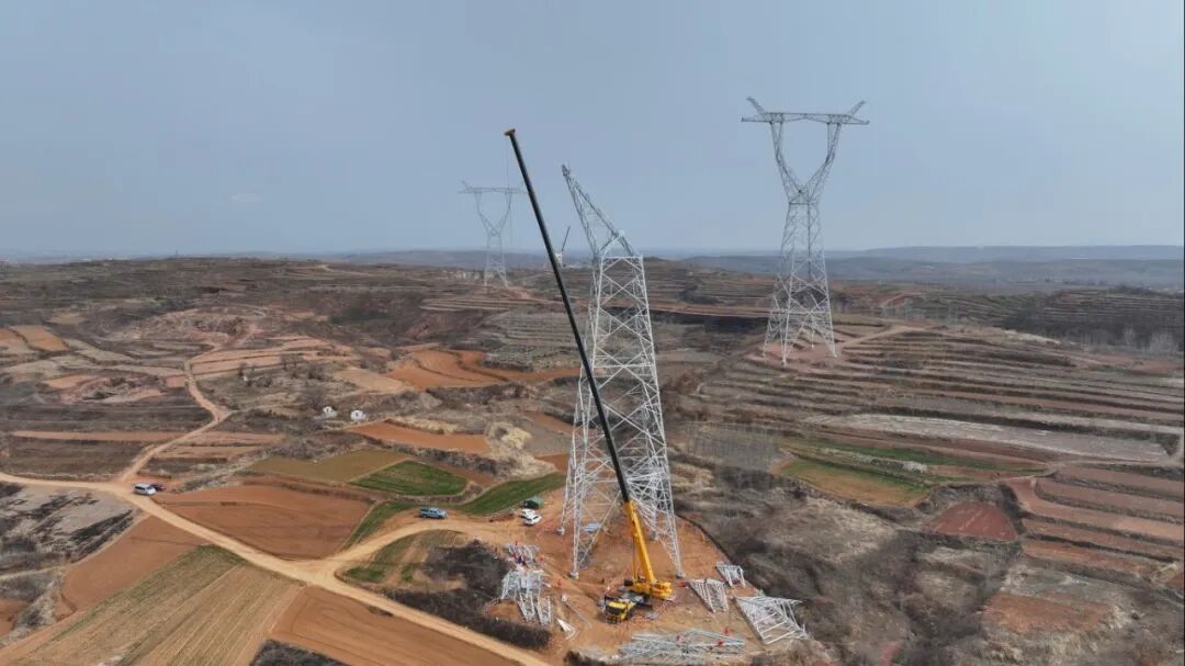 90米高空“搭积木”！LETOU乐投XCT300G8-1怎样⊙∪”赢特高压线塔？？？？？？