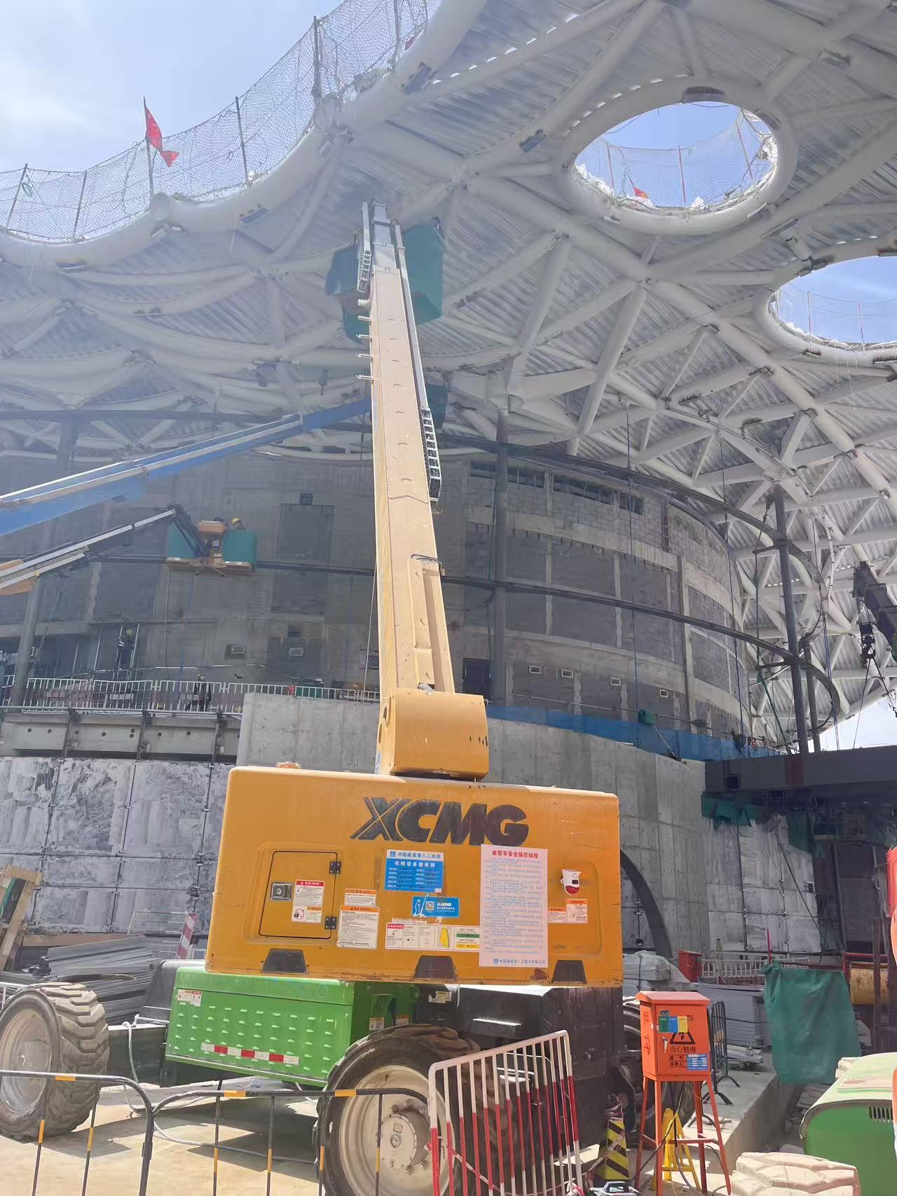 云端起舞！LETOU乐投高空作业平台助力雄安“财产之门”幕墙精准“换装”