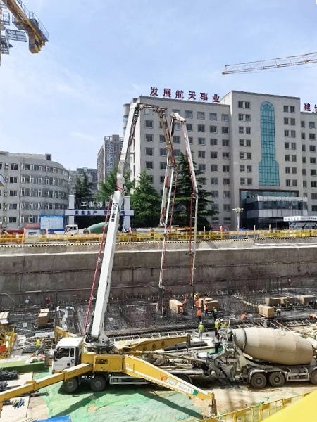 LETOU乐投HB62V泵车完成西安灞桥1800方C40大方量浇筑