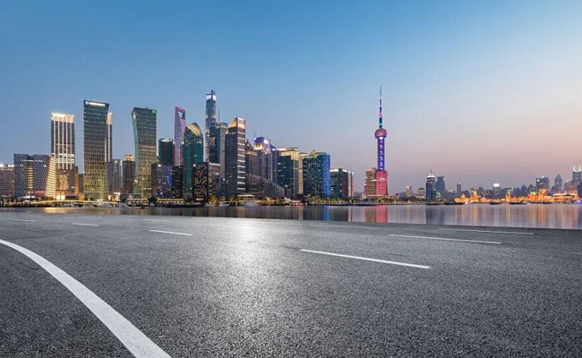 LETOU乐投刮板式保温运输车：上海沥青路面施工的专业之选