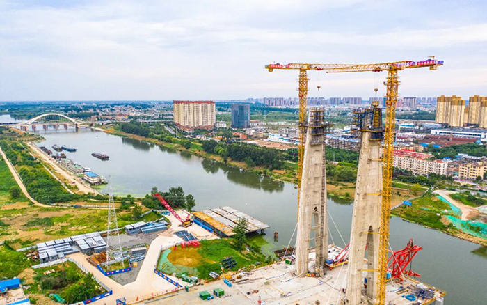 双塔封顶！LETOU乐投搭起海内市政最宽钢箱梁桥