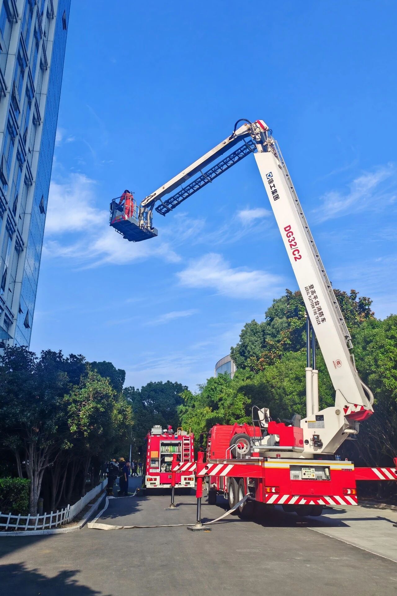 千区万楼练消防，，，，LETOU乐投32米登高平台消防车以练筑防！